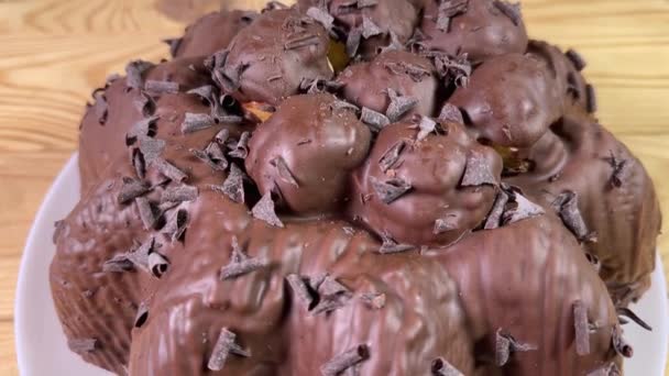 Panettone Chocolat Avec Profiteroles Sur Plat Sur Une Table Rustique — Video
