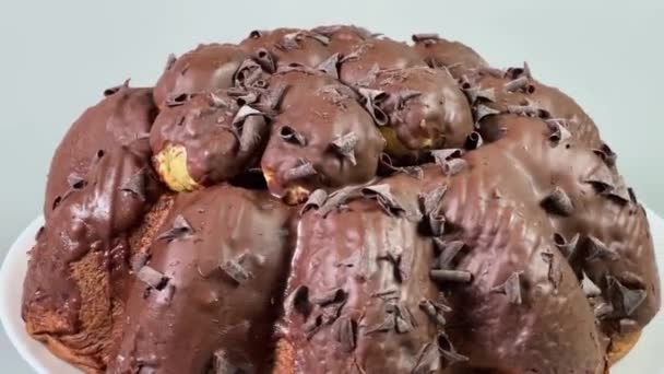 Csokoládé Panettone Profiteroles Edényen Oldalnézetből Közelkép — Stock videók