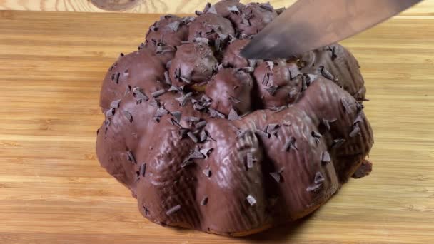 Kesim Sırasında Tahtada Profiterollü Çikolatalı Panet — Stok video