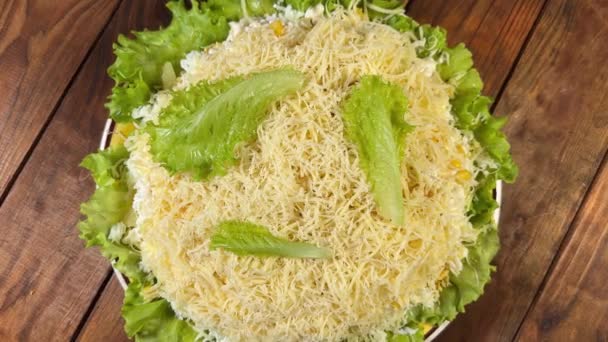 缶詰パイナップル トウモロコシ チーズ トップビューのチキン肉サラダ — ストック動画