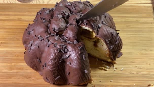 Panettone Chocolate Com Profiteroles Durante Tomada Uma Peça Corte — Vídeo de Stock