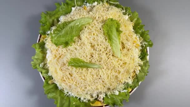 Hühnerfleischsalat Mit Ananaskonserven Mais Käse Draufsicht — Stockvideo
