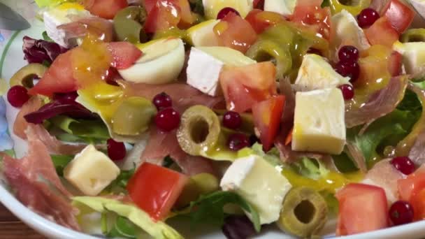 Salada Jamon Com Ovos Codorna Queijo Legumes Close — Vídeo de Stock