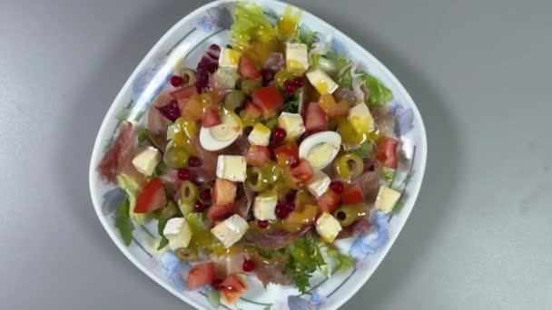 Salad Menyajikan Jamon Dengan Telur Puyuh Keju Hijau Sayuran — Stok Video