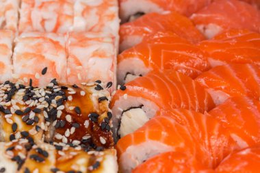 Açık ambalajda çeşitli suşi seti, seçici odak noktasında parça yakın plan