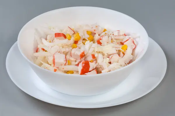 将切碎的螃蟹棒 纳帕菜和甜玉米沙拉放在灰蒙蒙的白碗里 侧观选择性地聚焦 图库照片