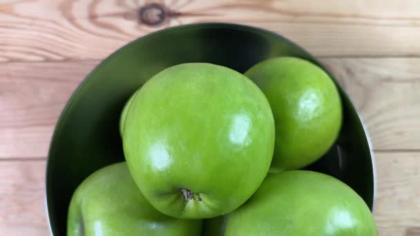 Groene Appels Metalen Schaal Een Rustieke Tafel — Stockvideo