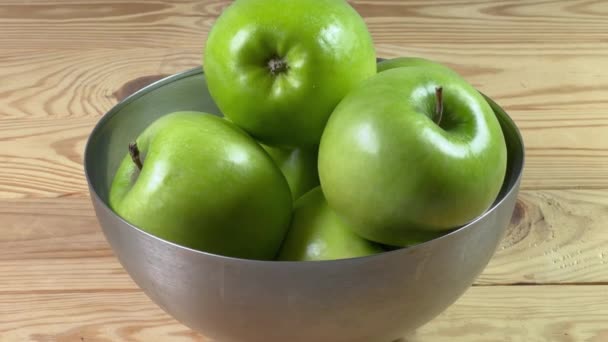 Grüne Äpfel Metallschale Auf Rustikalem Tisch — Stockvideo