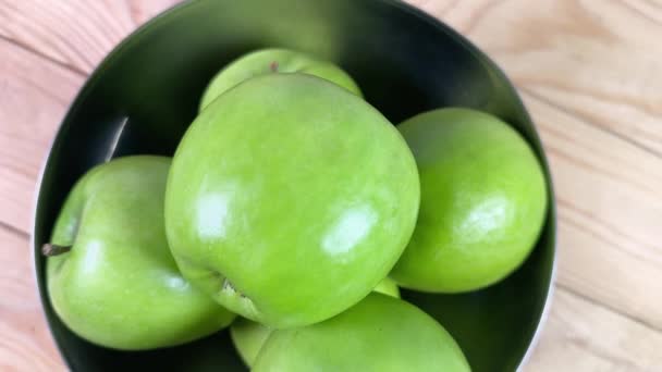 Manzanas Verdes Cuenco Metal Sobre Una Mesa Rústica — Vídeo de stock