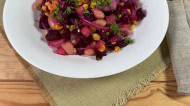 Fasulye, mısır ve soğanlı pancar salatası.