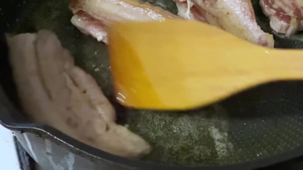 油锅内油炸时切碎的咸肉 — 图库视频影像