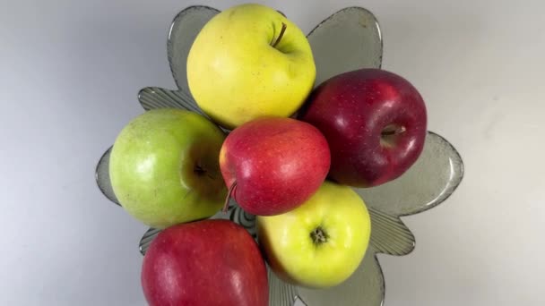 Appels Verschillende Kleuren Glazen Fruitschaal Grijze Achtergrond — Stockvideo