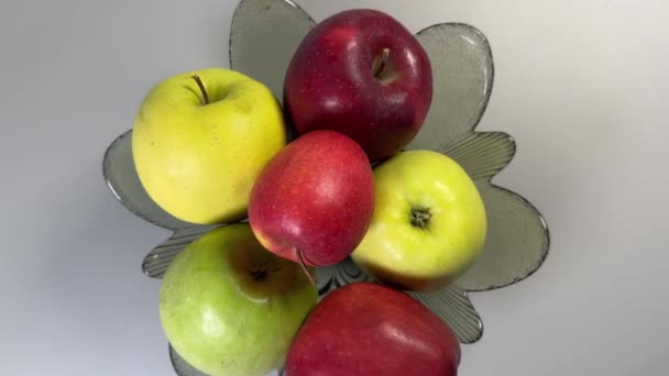 Elmalar Gri Arka Planda Cam Meyve Kasesinde Farklı Renkte Video Klip