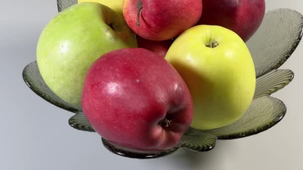 Manzanas Diferentes Colores Tazón Fruta Vidrio Sobre Fondo Gris — Vídeos de Stock