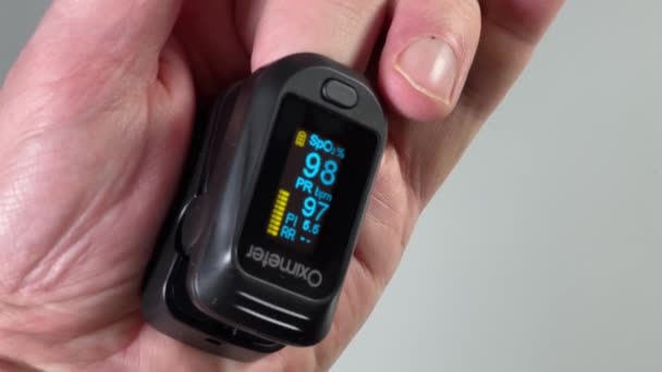 Pulsoximeter Finger Der Person Während Der Messung Der Sauerstoffsättigung Blut — Stockvideo