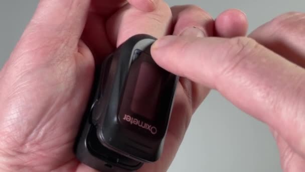 Ligar Oxímetro Pulso Aplicado Dedo Uma Pessoa — Vídeo de Stock