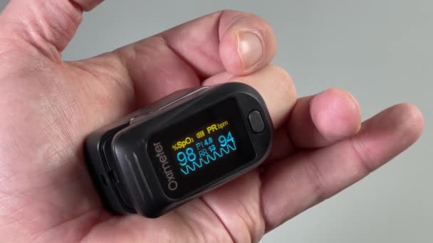 Oxímetro Pulso Dedo Pessoa Durante Medição Saturação Oxigênio Sangue — Vídeo de Stock
