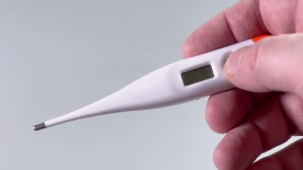 Ηλεκτρονικό Ιατρικό Θερμόμετρο Στο Χέρι Κατά Διάρκεια Της Ενεργοποίησης — Αρχείο Βίντεο