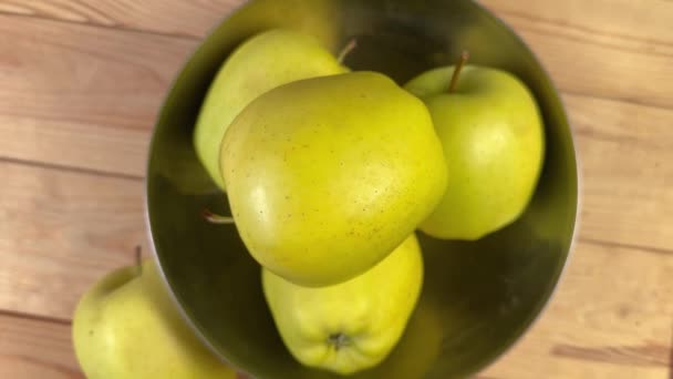 Κίτρινα Μήλα Μεταλλικό Μπολ Ρουστίκ Τραπέζι — Αρχείο Βίντεο