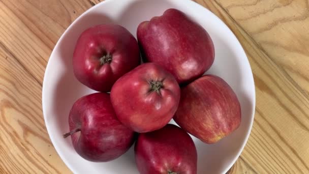 Κόκκινα Μήλα Μπολ Ρουστίκ Τραπέζι Πάνω Όψη — Αρχείο Βίντεο