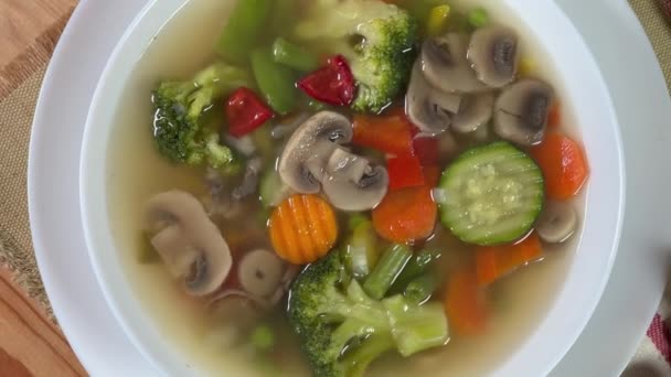 Servindo Sopa Legumes Com Cogumelos Tigela Vista Superior — Vídeo de Stock