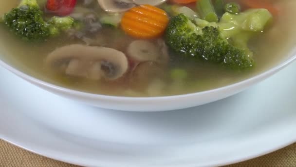 Podawanie Zupy Warzywnej Grzybami Misce Zbliżenie — Wideo stockowe