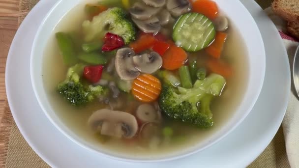 Σερβίρισμα Σούπας Λαχανικών Μανιτάρια Μπολ Top View — Αρχείο Βίντεο