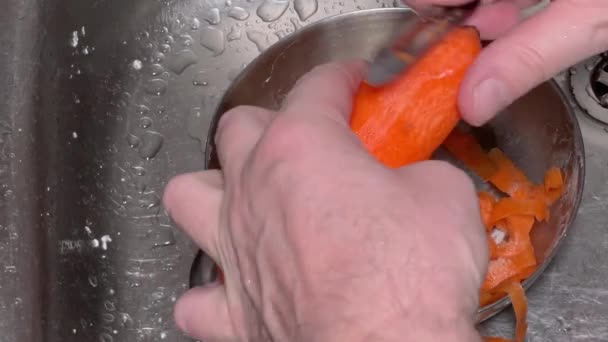 Épluchage Carotte Fraîche Crue Avec Éplucheur Dans Évier Cuisine — Video