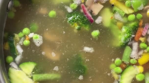 蔬菜汤 锅中放蘑菇 上视图 — 图库视频影像