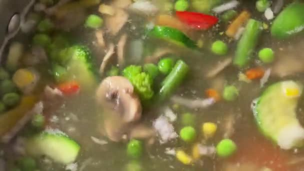 Sopa Verduras Con Champiñones Olla Durante Preparación Vista Superior — Vídeo de stock