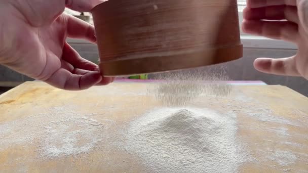 用筛子筛到大切菜板上的面粉 — 图库视频影像