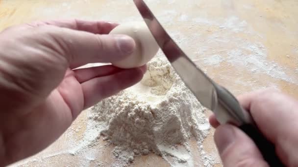 把鸡蛋打成一堆筛过的小麦粉 — 图库视频影像
