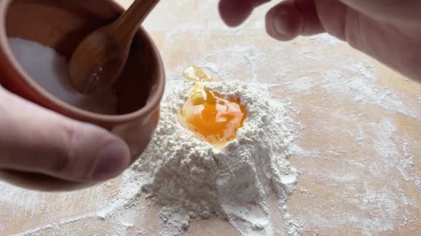 小麦粉のヒープに壊れた卵の塩でスプリング — ストック動画