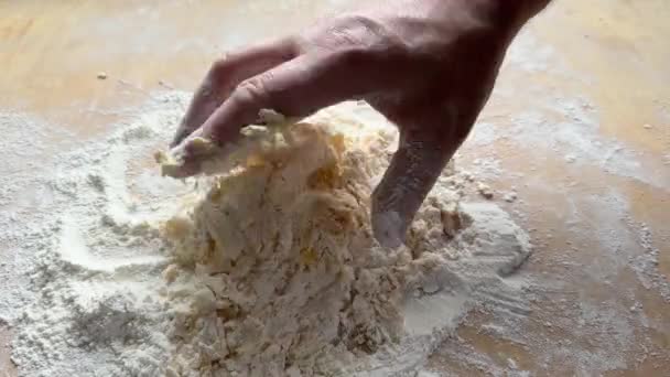 用面粉揉搓面团 用手揉碎鸡蛋 — 图库视频影像