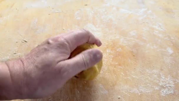 Ζύμη Από Αλεύρι Σιταριού Και Σπασμένο Αυγό Χέρι — Αρχείο Βίντεο