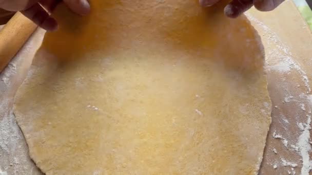 小麦粉で覆われた薄い生地層の上に曲がる — ストック動画
