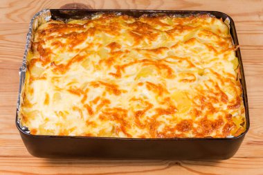 Taze hazırlanmış sebze güveci. Üstünde erimiş peynirden oluşan iştah açıcı bir kabuk var.