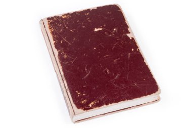Kapalı eski bir kitap, eski püskü bir kapağı beyaz arka planda.