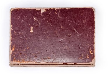 Kapalı eski bir kitap, eski püskü sert kapaklı beyaz arka plan, üst görünüm