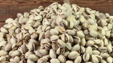 Kırsal bir masaya fıstıklı fındık dökmek