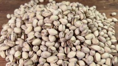 Kırsal bir masaya fıstıklı fındık dökmek