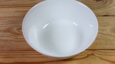 Çiğ arpa bir elden kaseye sızlanıyor.