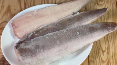 Tabakta buzlu jöle kaplı çiğ fileto.