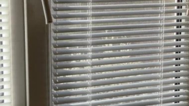 Eski pencerenin panoraması kısmen pencere perdeleriyle kapatılmış
