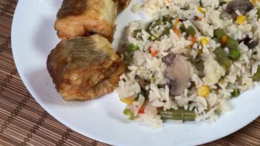 Pirinç ve sebzeli kızarmış hake hubbsi parçaları.