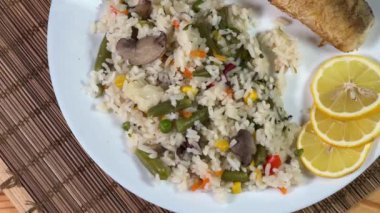 Pirinç ve sebzeli kızarmış hake hubbsi parçaları.