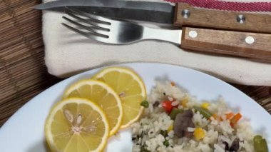 Pirinç ve sebzeli kızarmış hake hubbsi parçaları.