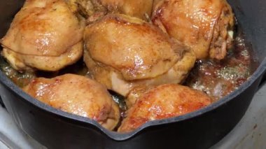 Kızartma tavasında tavuk budu kızartıyorum.