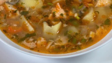 Kırsal masada temiz somon çorbası, yakın plan.