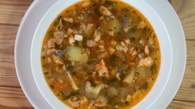 Kırsal masada temiz somon çorbası, yakın plan.